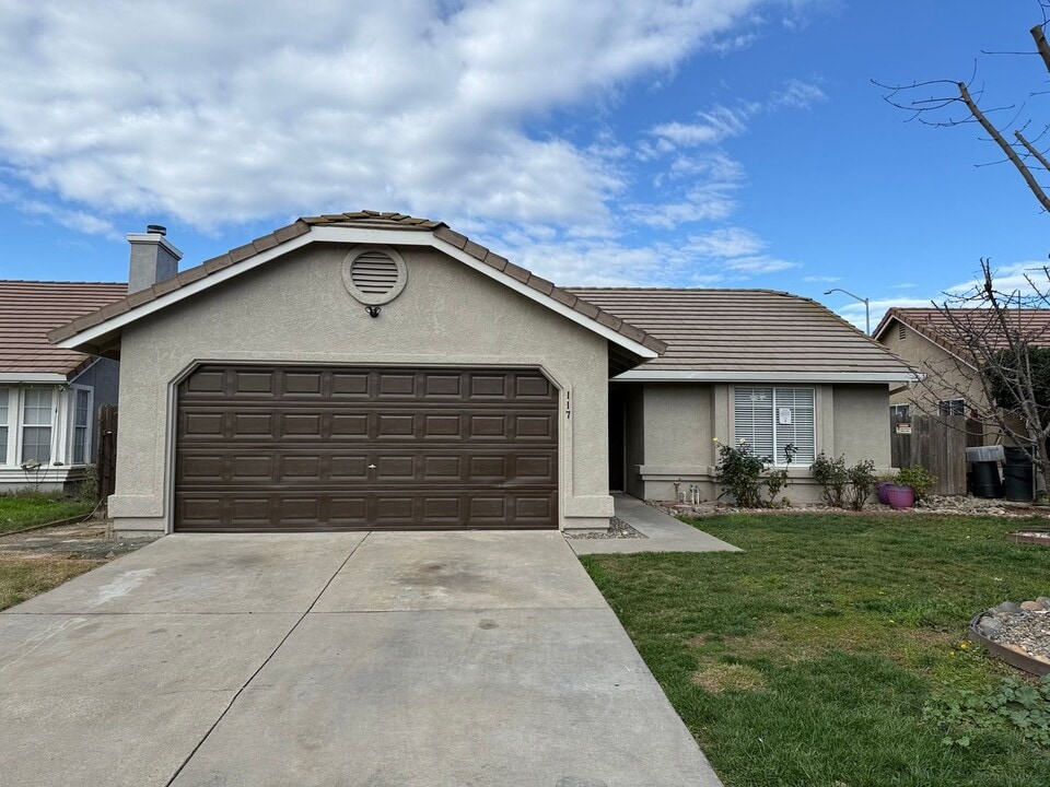 117 Sentinel Dr in Modesto, CA - Building Photo