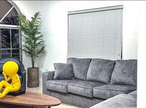 15441 SW 11th Terrace in Miami, FL - Foto de edificio - Building Photo