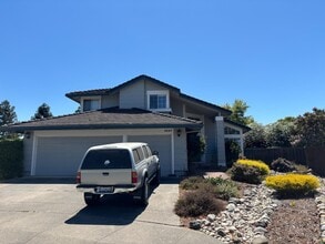 9587 Wellington Cir in Windsor, CA - Foto de edificio - Building Photo
