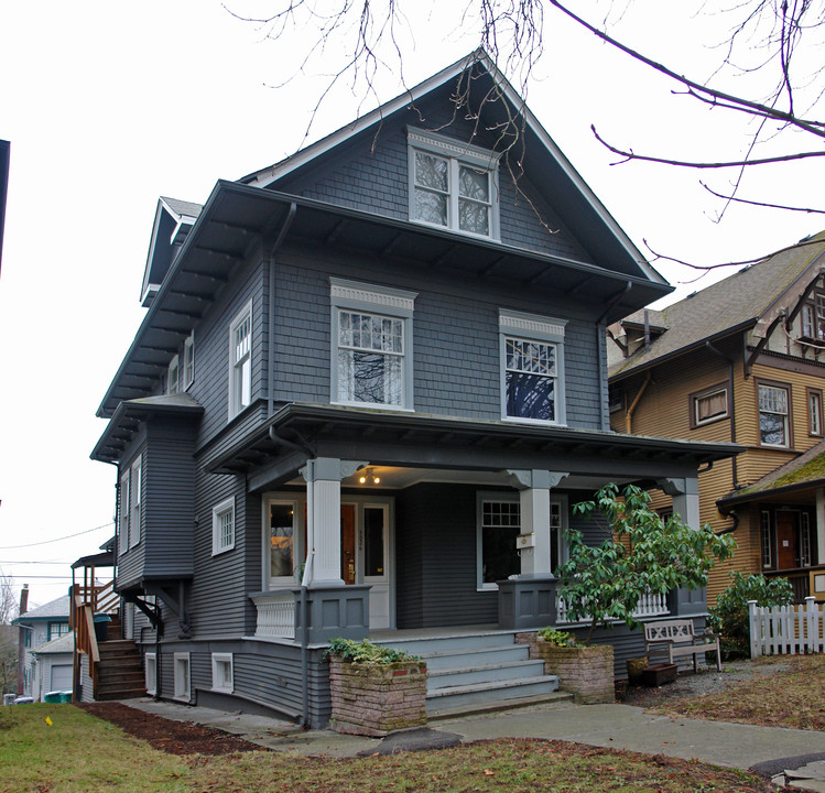 5026 17th Ave NE in Seattle, WA - Building Photo