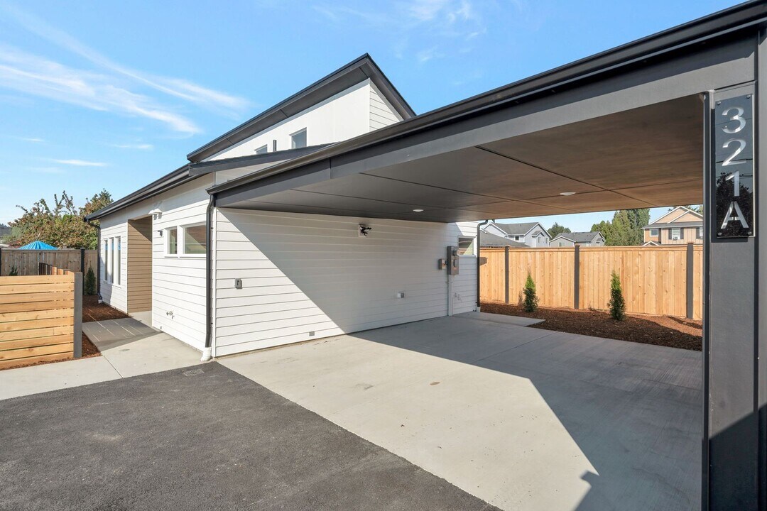 321 3rd Ave SE in Pacific, WA - Building Photo