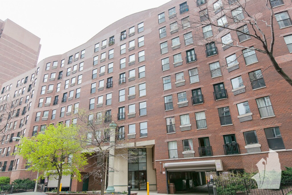 711 W Gordon Ter-Unit -301B in Chicago, IL - Building Photo