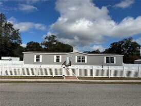 618 1st St in Polk City, FL - Building Photo