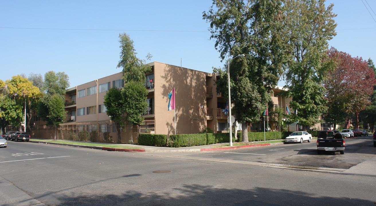 North Pointe Rayen Apartments in Panorama City, CA - Building Photo