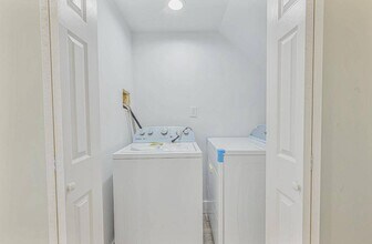 28 Lake Dr in Copiague, NY - Building Photo - Building Photo