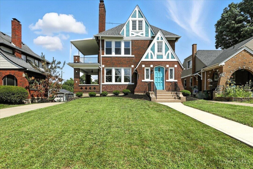 1810 Berkley Ave, Unit 1st Floor in Cincinnati, OH - Building Photo