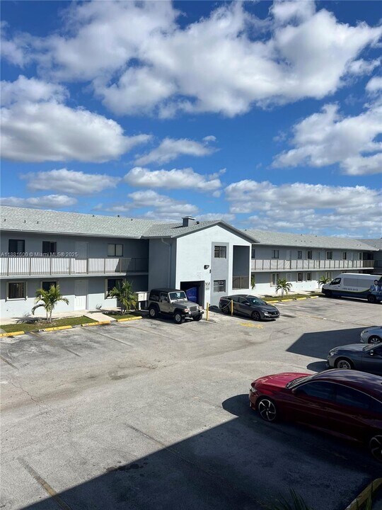 6081 W 24th Ave in Hialeah, FL - Building Photo