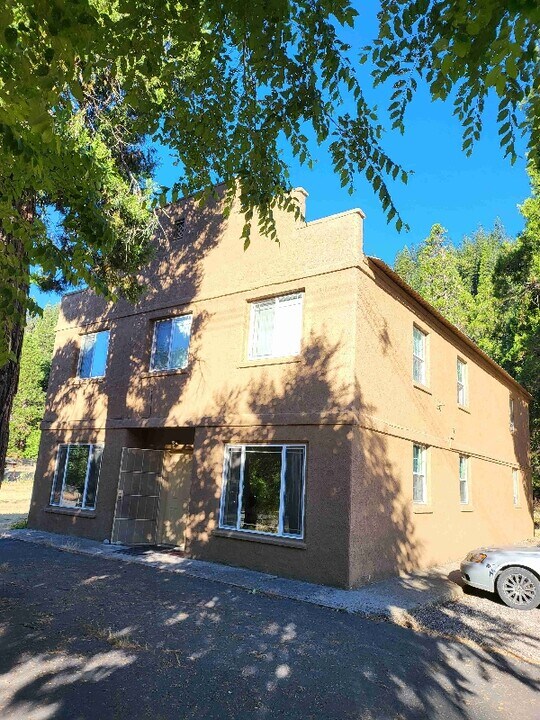 30776 Crag View Dr in Dunsmuir, CA - Foto de edificio