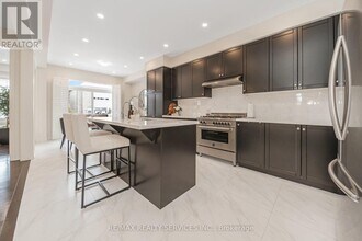 564 Mactier Dr in Vaughan, ON - Building Photo - Building Photo
