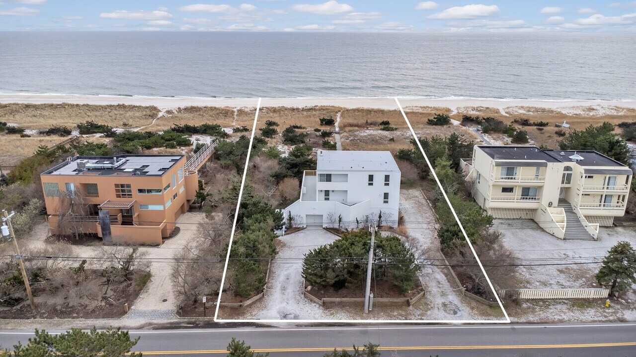 561 Dune Rd in Westhampton Beach, NY - Building Photo