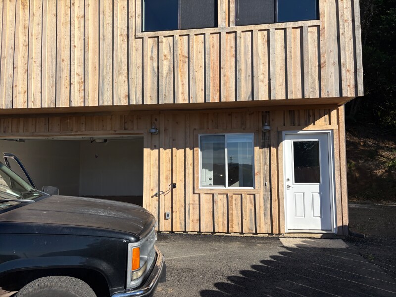 682 Elm Ave in Reedsport, OR - Building Photo