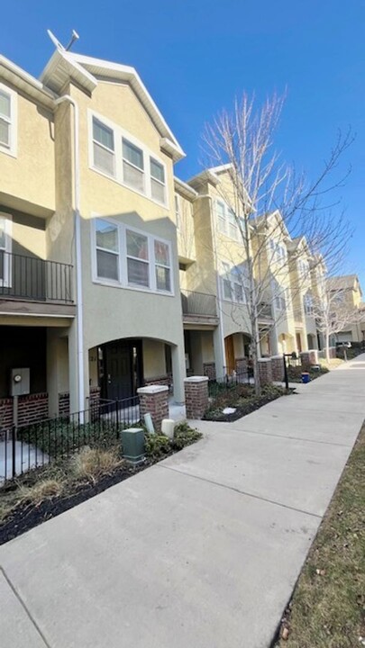 121 Arbroath Ln in South Salt Lake, UT - Foto de edificio