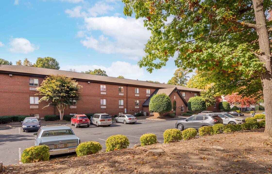 Furnished Studio-Charlotte - Tyvola Rd. - in Charlotte, NC - Building Photo