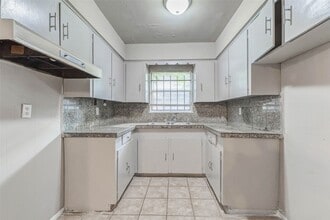 7302 England St in Houston, TX - Building Photo - Building Photo