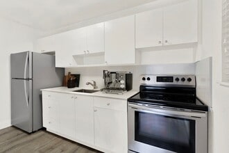 Ashley Place Apartments in North Miami, FL - Foto de edificio - Building Photo