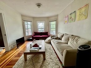 14 Curtis Ave, Unit 2 in Somerville, MA - Foto de edificio - Building Photo