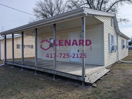 318 W Colgate St in Bolivar, MO - Building Photo