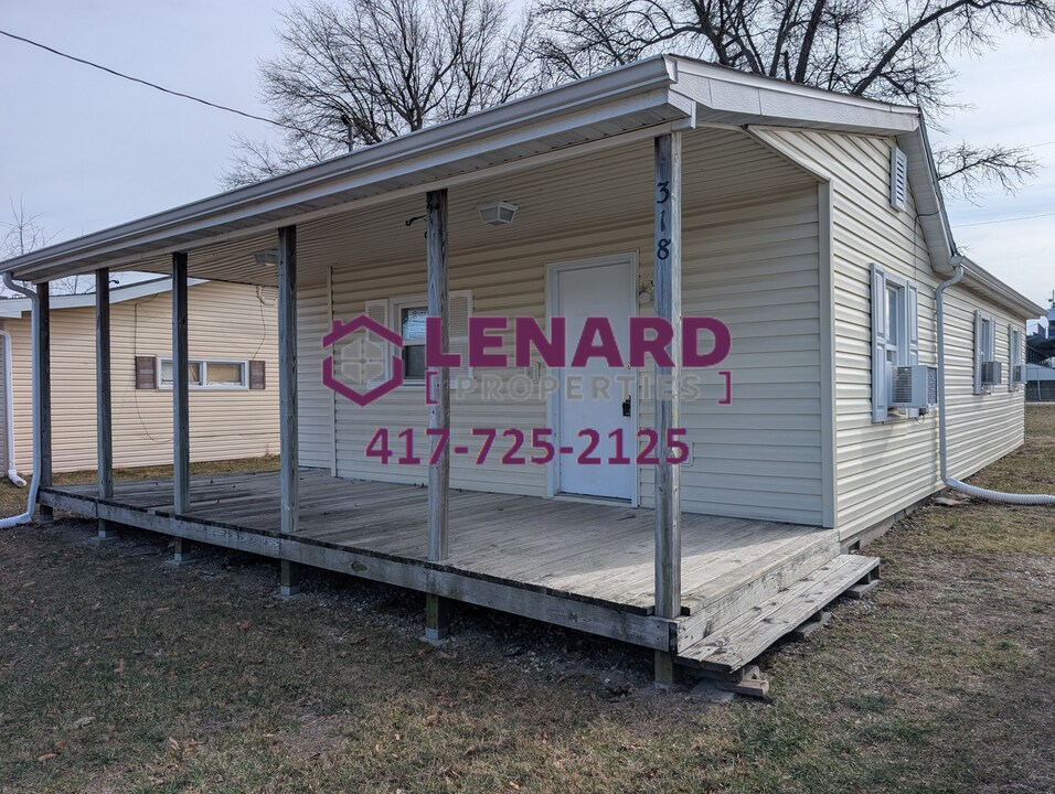 318 W Colgate St in Bolivar, MO - Building Photo
