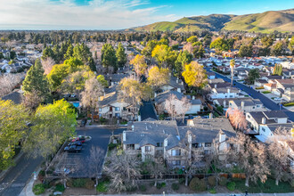 Huntington Complex in Fremont, CA - Foto de edificio - Building Photo