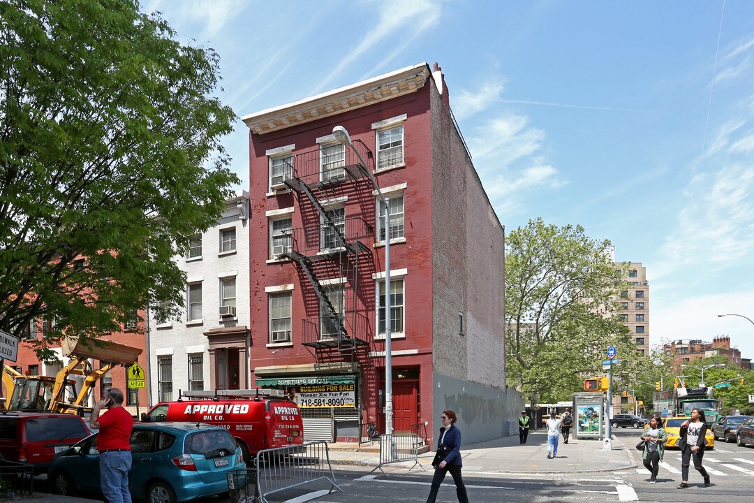 51 MacDougal St in New York, NY - Building Photo