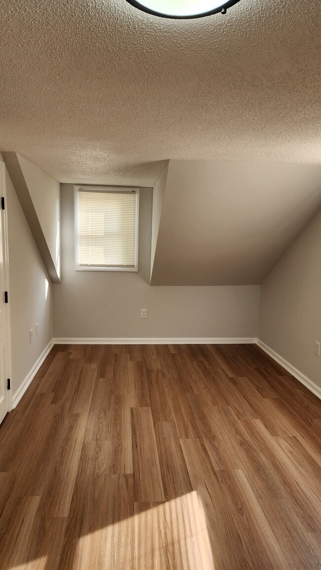 43 Victor St, Unit Room