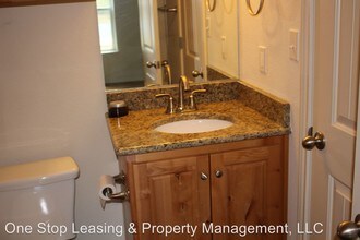305 Hickory St-Unit -Unit B in Smithville, TX - Foto de edificio - Building Photo