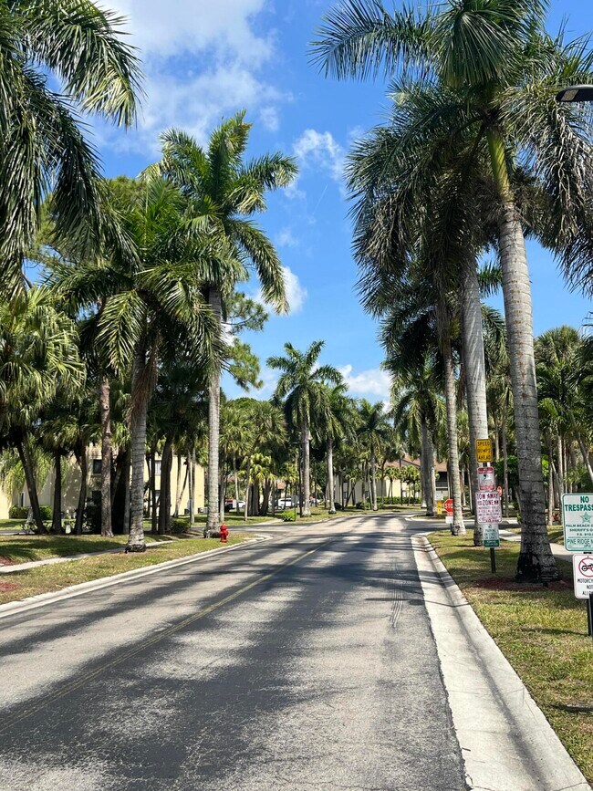 519 Shady Pine Way in Greenacres, FL - Building Photo - Building Photo