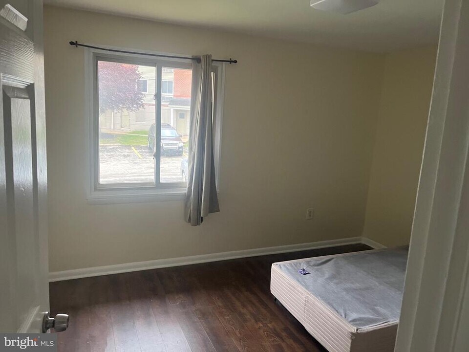 250 Tanglewood Ln in King of Prussia, PA - Building Photo