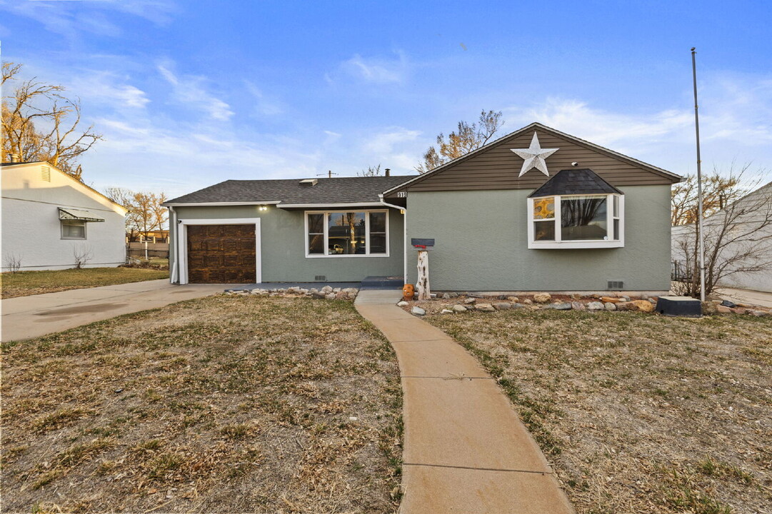 919 Alexander Cir in Pueblo, CO - Foto de edificio