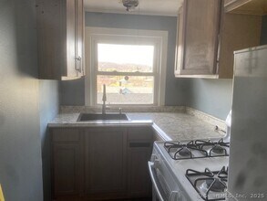 105 Oak St in Naugatuck, CT - Foto de edificio - Building Photo