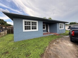 6210 SW 27th St in Miramar, FL - Building Photo