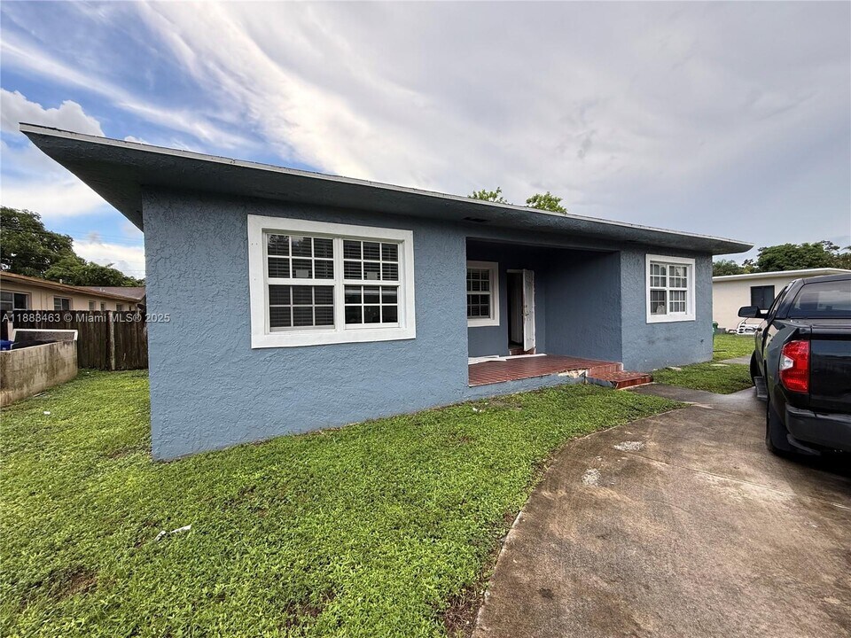 6210 SW 27th St in Miramar, FL - Building Photo