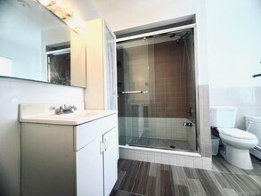 16 E John St in Hicksville, NY - Foto de edificio - Building Photo