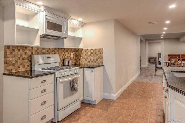 17 Cobbler Ln in East Setauket, NY - Foto de edificio - Building Photo