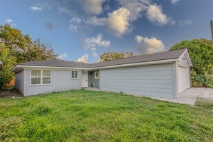 2120 Godfrey St in Baytown, TX - Building Photo