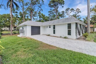 272 Yorkshire Ct in Naples, FL - Building Photo - Building Photo