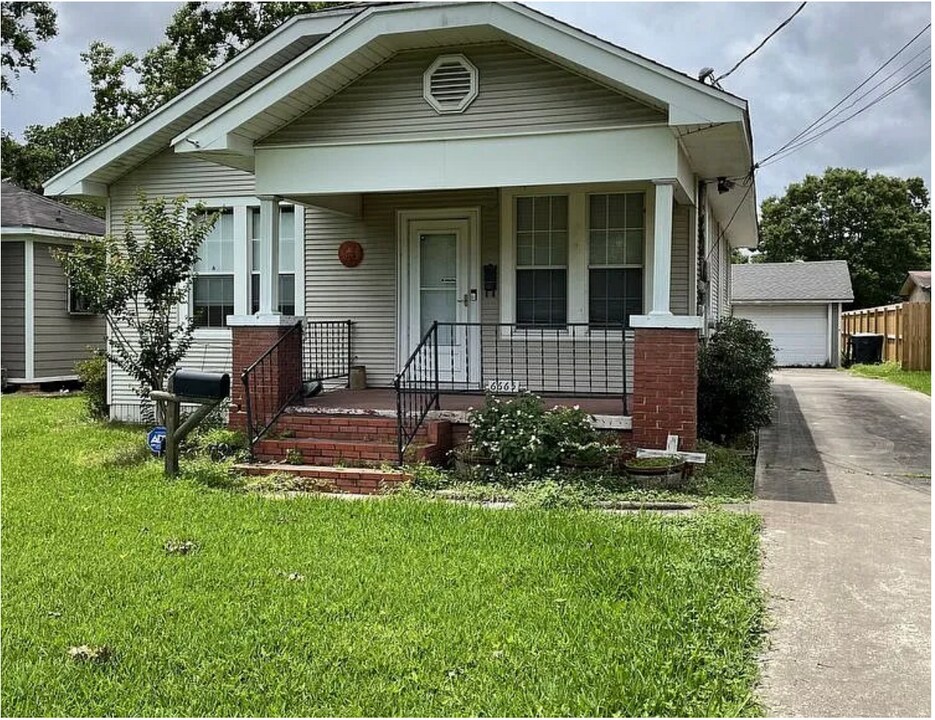 6665 Washington St in Groves, TX - Building Photo