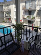 1351 N Crescent Heights Blvd, Unit 218 in West Hollywood, CA - Building Photo - Building Photo