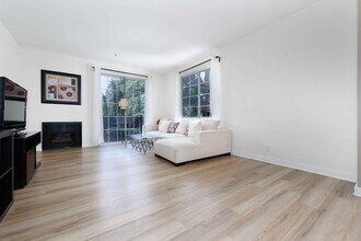585 N Rossmore Ave, Unit 312 in Los Angeles, CA - Foto de edificio - Building Photo