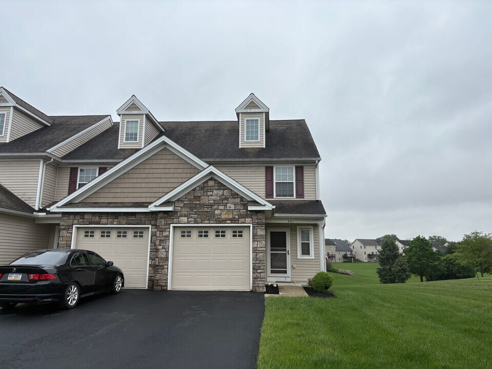 301 Lakeside Crossing in Mount Joy, PA - Building Photo