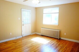 8203 Garland Ave, Unit 2 in Takoma Park, MD - Foto de edificio - Building Photo