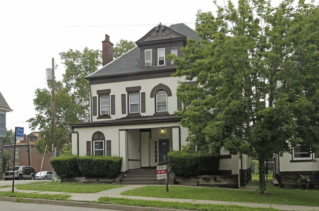 5429 Stanton Ave in Pittsburgh, PA - Foto de edificio - Building Photo