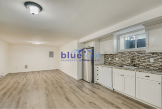 10626 NE Knott St in Portland, OR - Building Photo - Building Photo