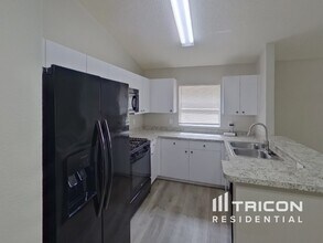 828 Cape Cod Cir in Valrico, FL - Building Photo - Building Photo