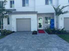 724 SE 13th St Cir in Homestead, FL - Building Photo