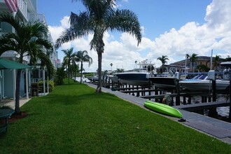 643 Garland Cir in Indian Rocks Beach, FL - Foto de edificio - Building Photo