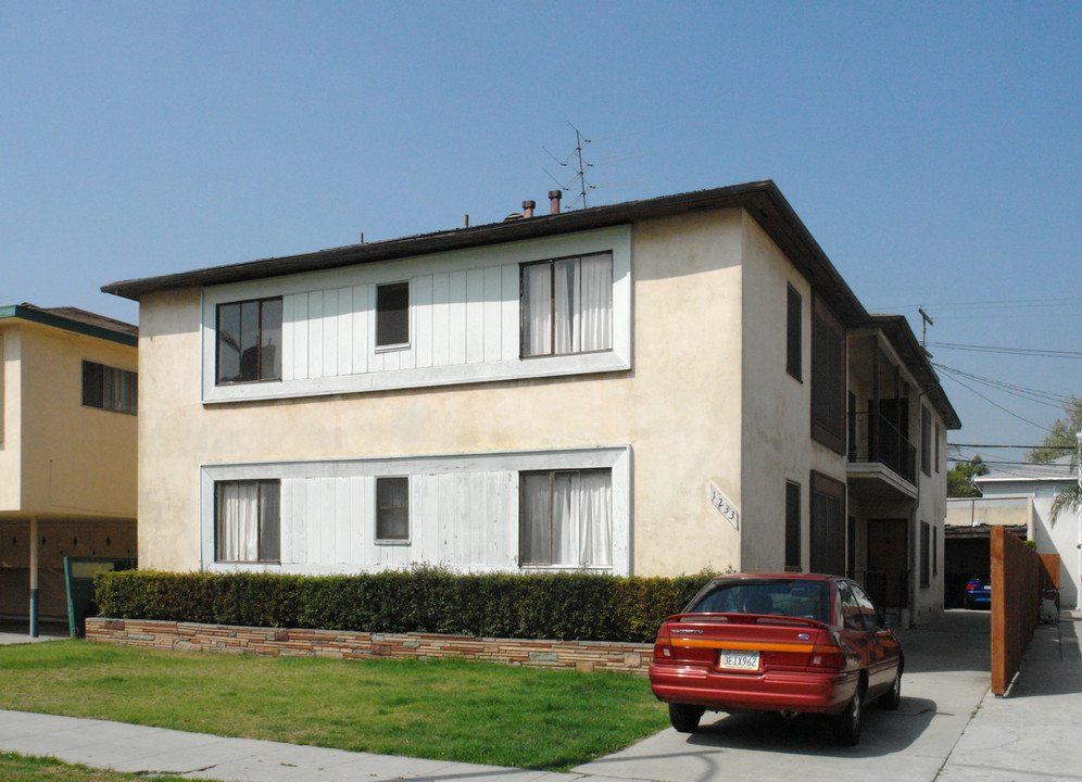 1233 S Holt Ave in Los Angeles, CA - Building Photo