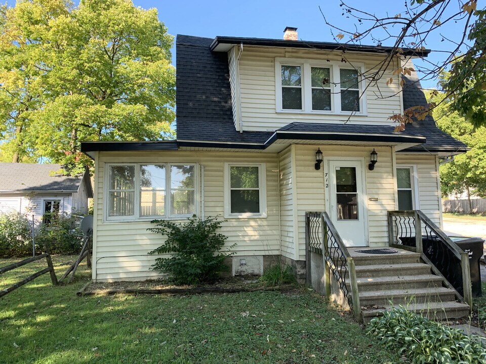 712 Elm St in Beloit, WI - Building Photo