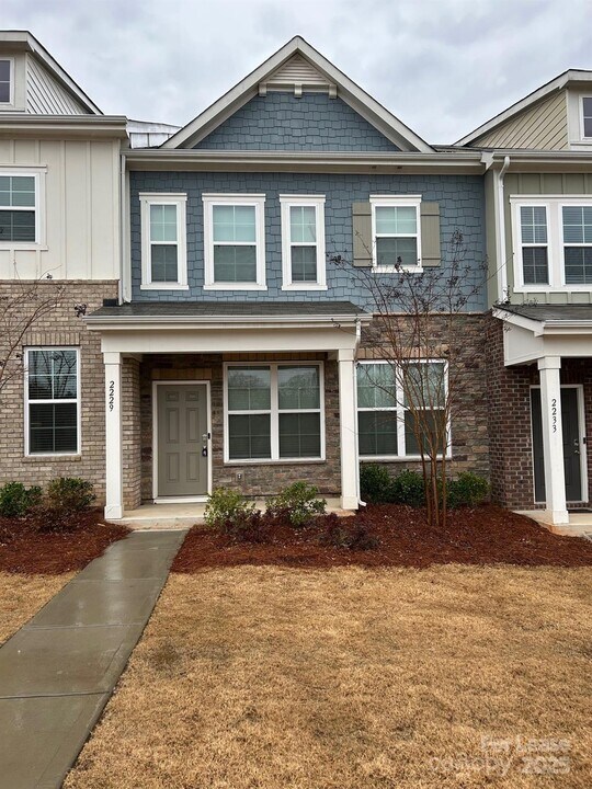 2229 Mt Harmony Church Rd in Matthews, NC - Foto de edificio