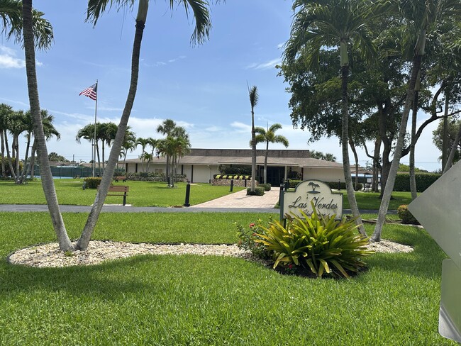 15729 Bottlebrush Cir in Delray Beach, FL - Foto de edificio - Building Photo